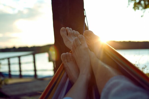 Noche romántica en la naturaleza, puesta de sol