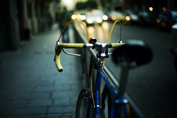 Fahrrad steht auf der Straße