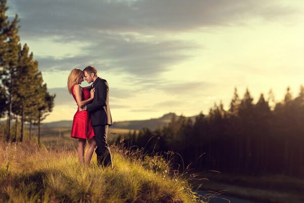 Hermosa pareja en medio de la naturaleza