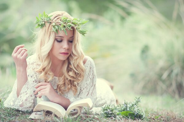 Sandra onofrei con una corona en la cabeza y un libro en la naturaleza