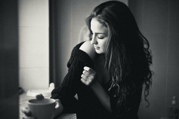 Ragazza beve caffè al mattino