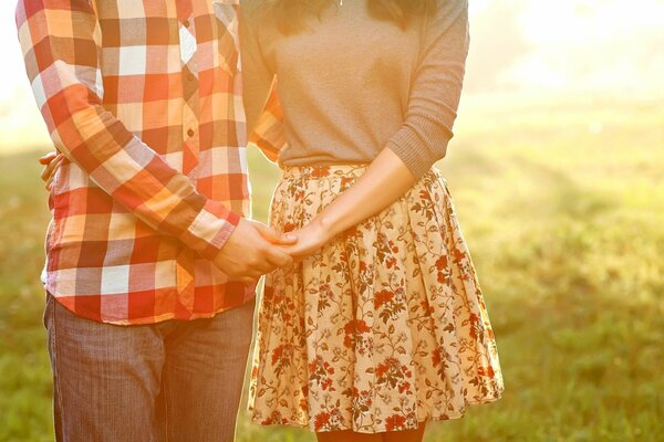 Un homme et une femme amoureuse обнимающаяся couple sans personne sur le fond de la prairie d herbe