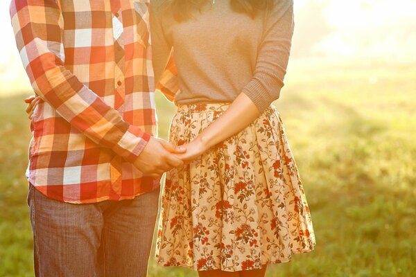Мужчина и женщина влюбленная обнимающаяся парочка без лица на фоне луговой травы