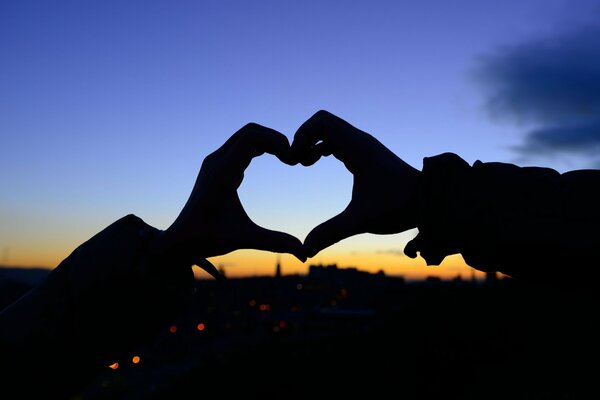 Sagoma di un cuore su uno sfondo al tramonto