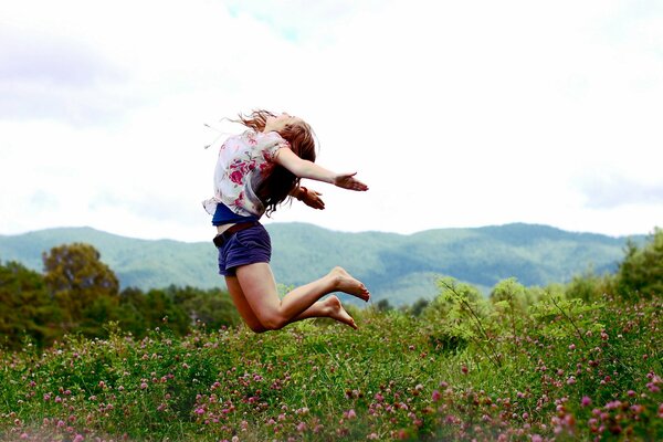 La jeune fille saute en passant de l humeur de légèreté et de liberté
