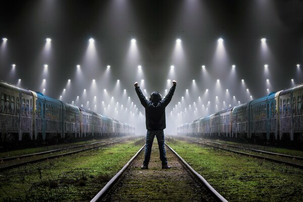 Hombre en la luz brillante en la estación de tren