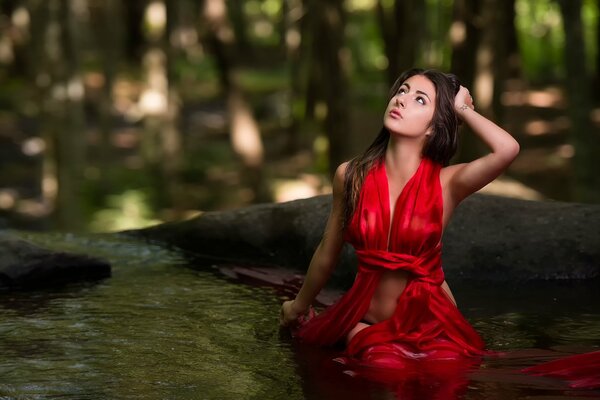 Ragazza in rosso in acqua