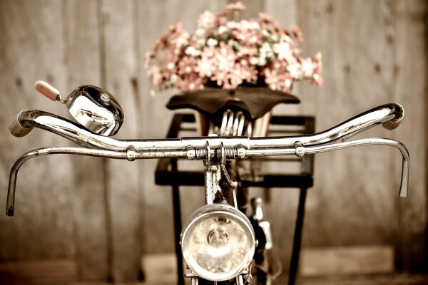 Старинный велосипед с корзиной цветов