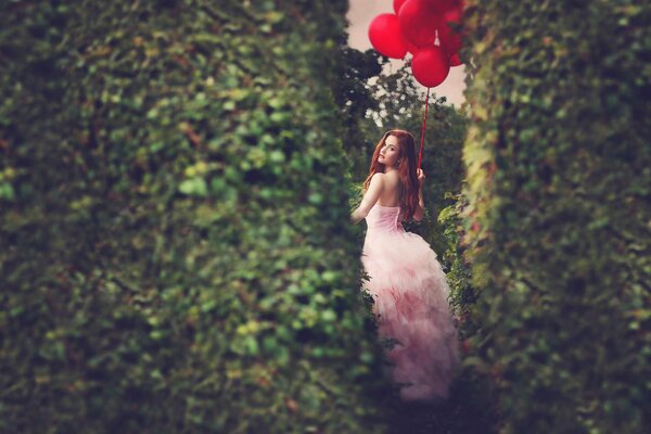 Fille dans le jardin