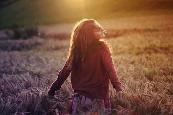 Chica en un campo de trigo