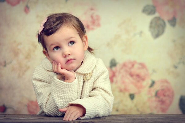 Ragazza meditabonda su sfondo