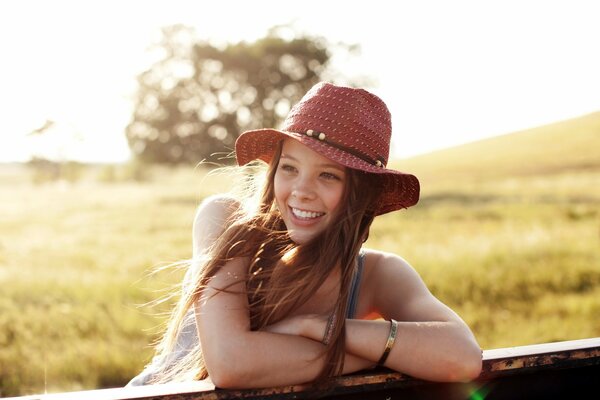 La jeune fille dans le chapeau de l après-midi d été de sourire