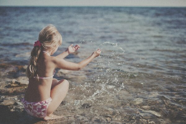 Dziewczyna nad morzem cieszy się latem, słońcem