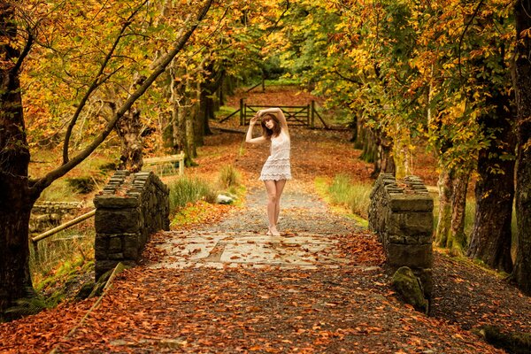 Parque de otoño con una chica de ensueño