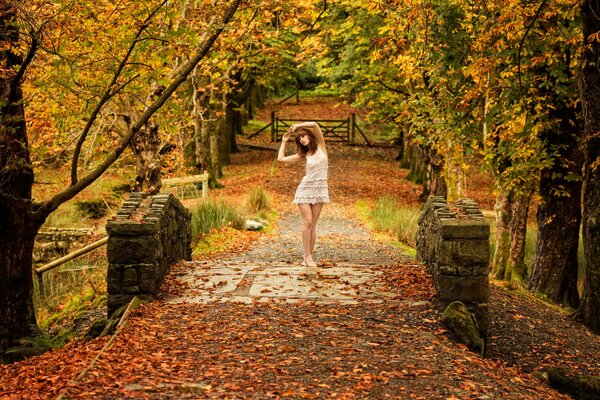 Jesienny park z marzycielską dziewczyną