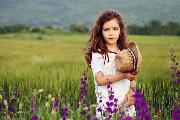 Chica en el campo de estado de ánimo de primavera