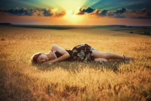 Chica en vestido durmiendo en el campo