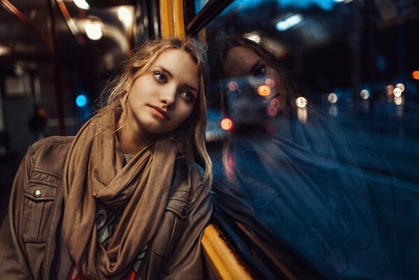 Hermosa chica en la ventana del tranvía