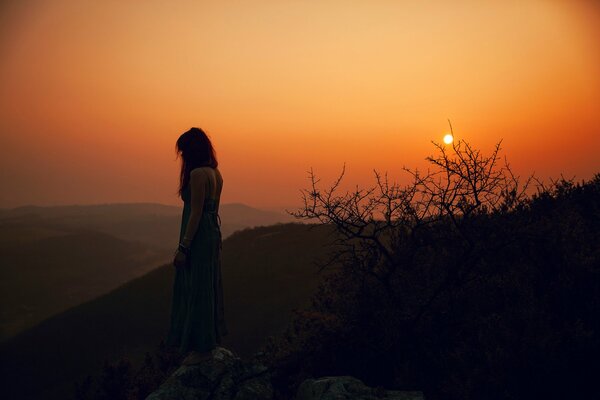Chica solitaria y pelirroja puesta de sol