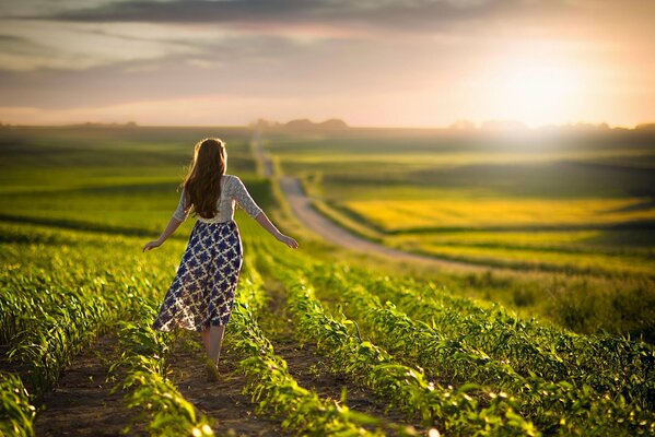 Chica caminando por el campo en Dalí el sol se pone