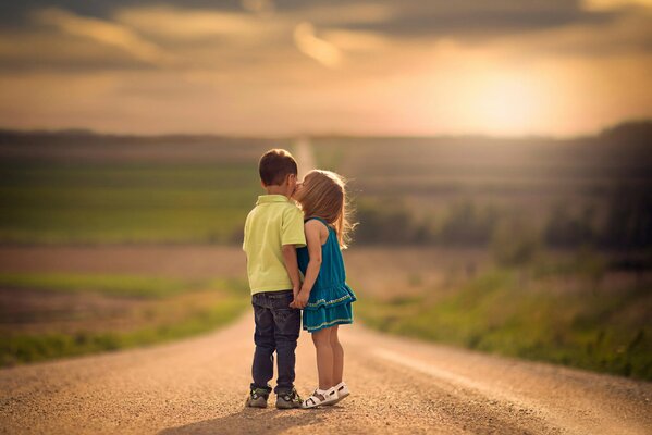 Мальчик и девочка на дороге. Первый поцелуй