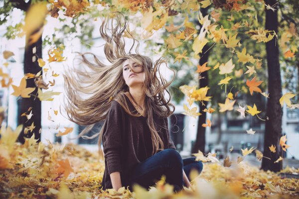 Mädchen ruht sich im Herbstpark aus