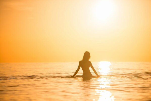 Silhouette romantique d une jeune fille au coucher du soleil