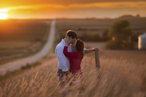 Amor en el campo en el camino rural