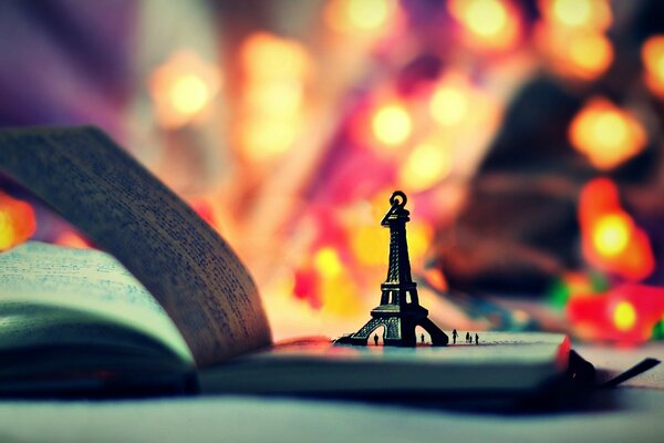 Libro de la torre Eiffel papel pintado brillante