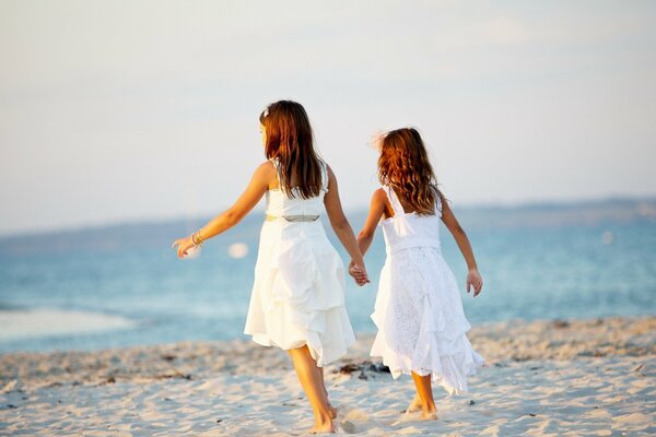 Ragazze in bianco in riva al mare