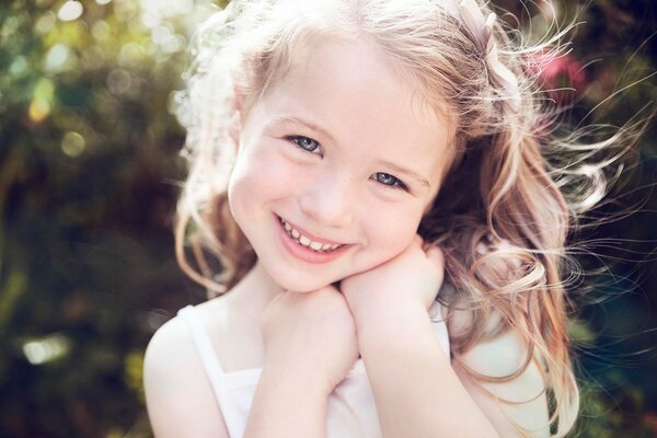 Retrato: sonrisa en la cara de un niño