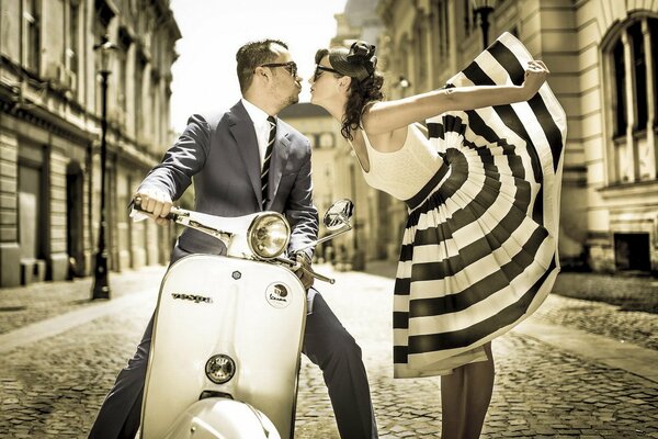 Un bacio per strada. Foto in stile vintage