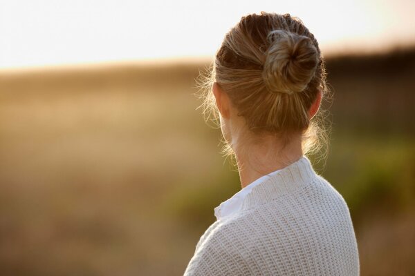 Amateur de photo. La jeune fille regardant dans le lointain