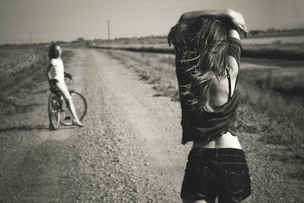 Foto en blanco y negro de una chica en verano en pantalones cortos