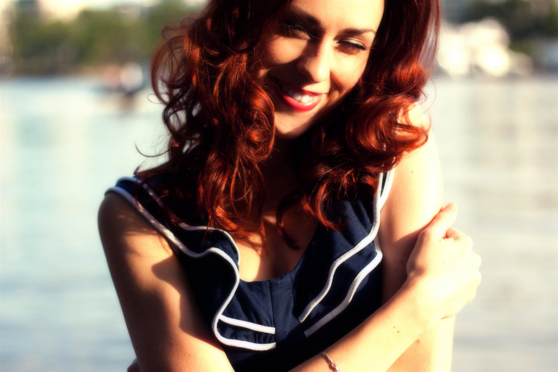 mädchen lachen lächeln rot haare sommerkleid