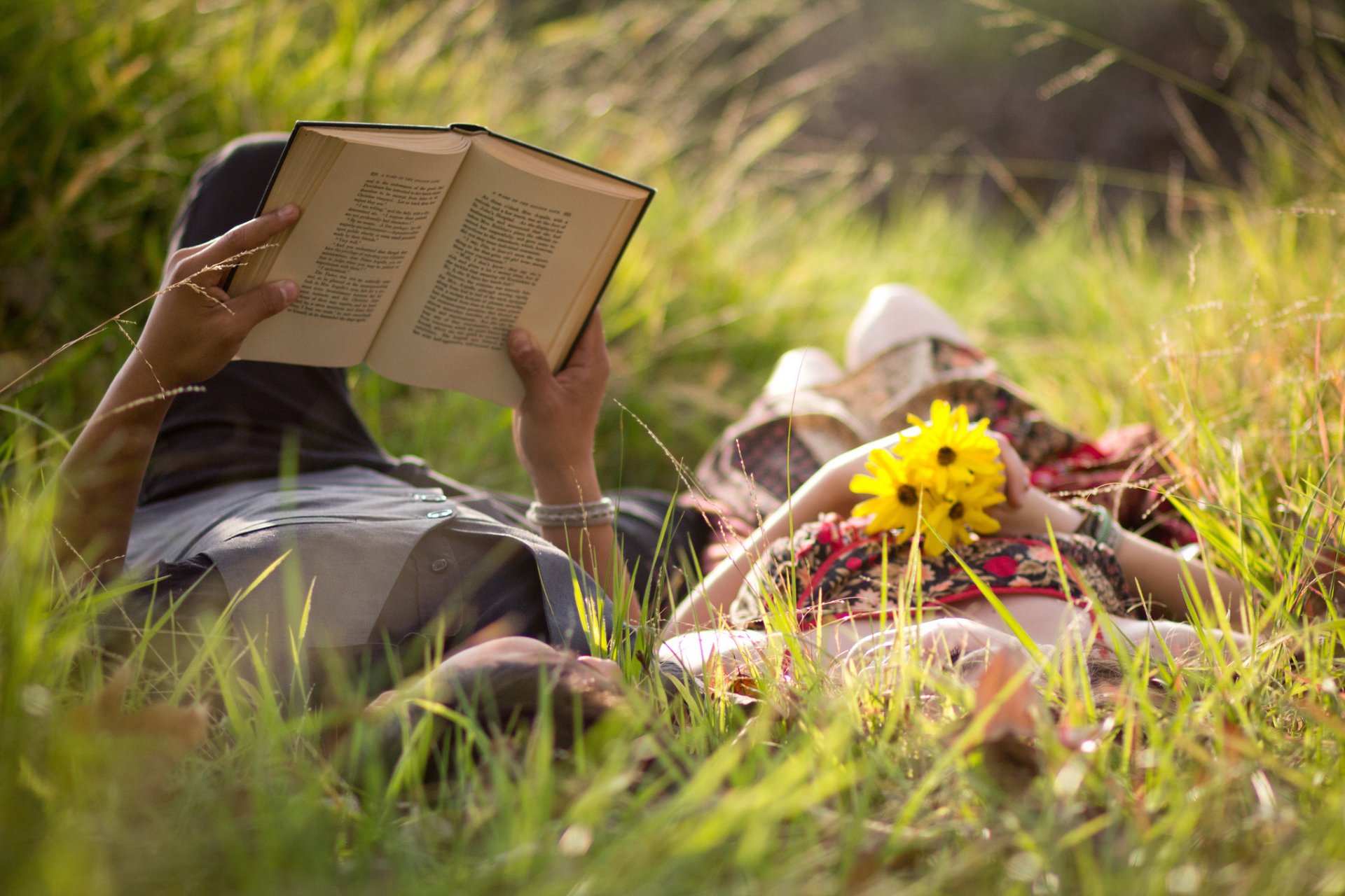 humeur fille garçon homme femme amoureux couple couple amour sentiments chaleur romance livre lecture fleurs verdure prairie herbe fond fond d écran écran large plein écran écran large écran large large