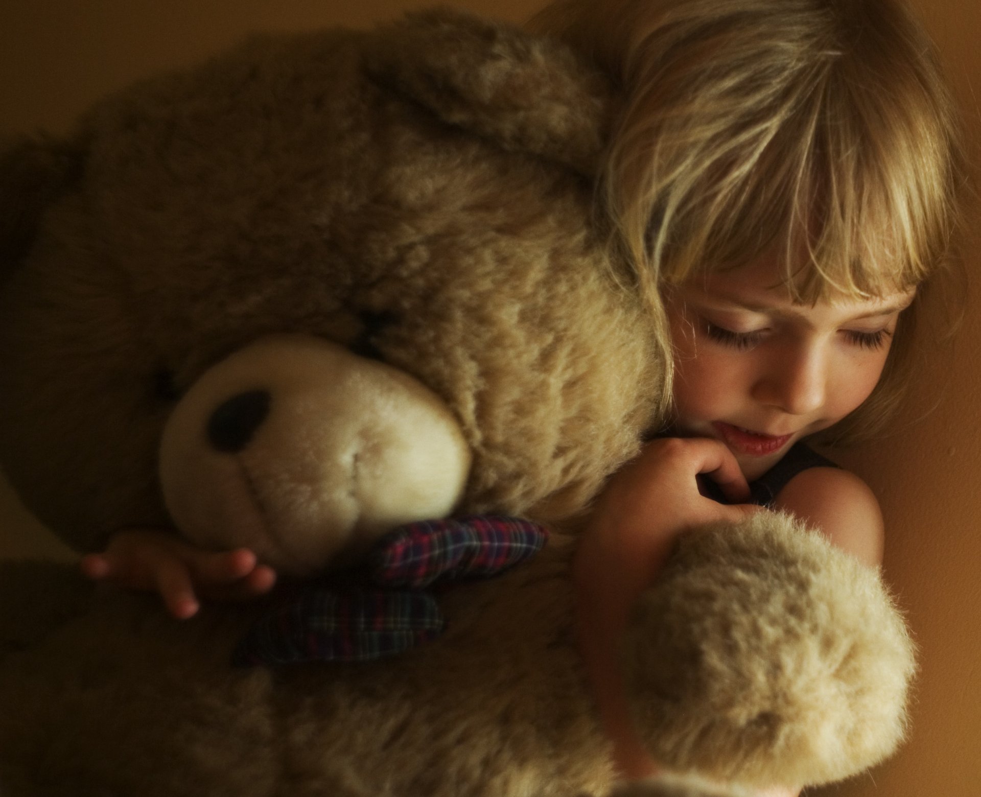 niña bebé cara cabello rubio manos abrazos peluche oso de peluche