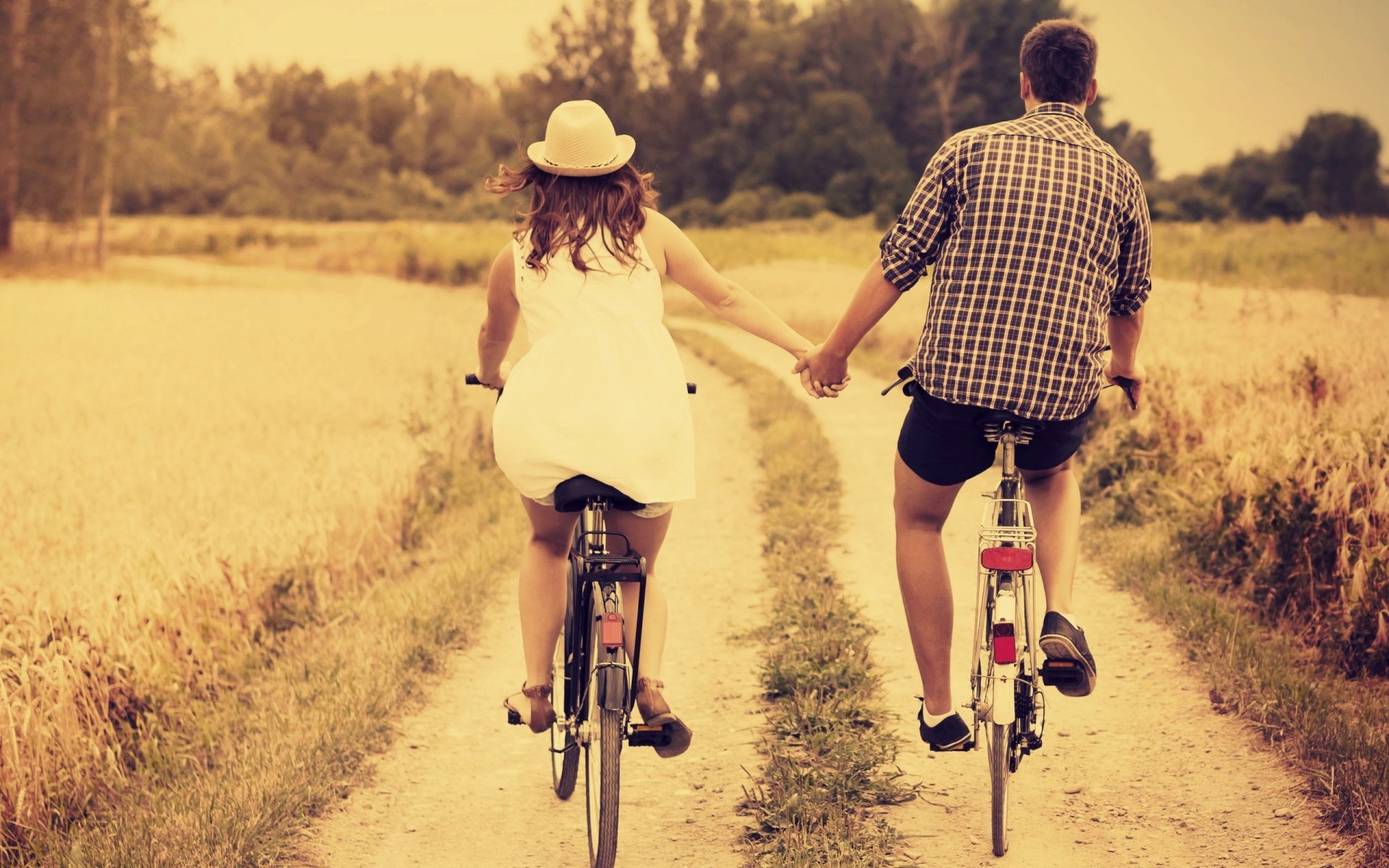 humor chica novio hombre mujer pareja pareja bicicleta vacaciones sombrero sombrero por las manos calidez nostalgia amor naturaleza fondo fondo de pantalla pantalla ancha pantalla completa pantalla ancha