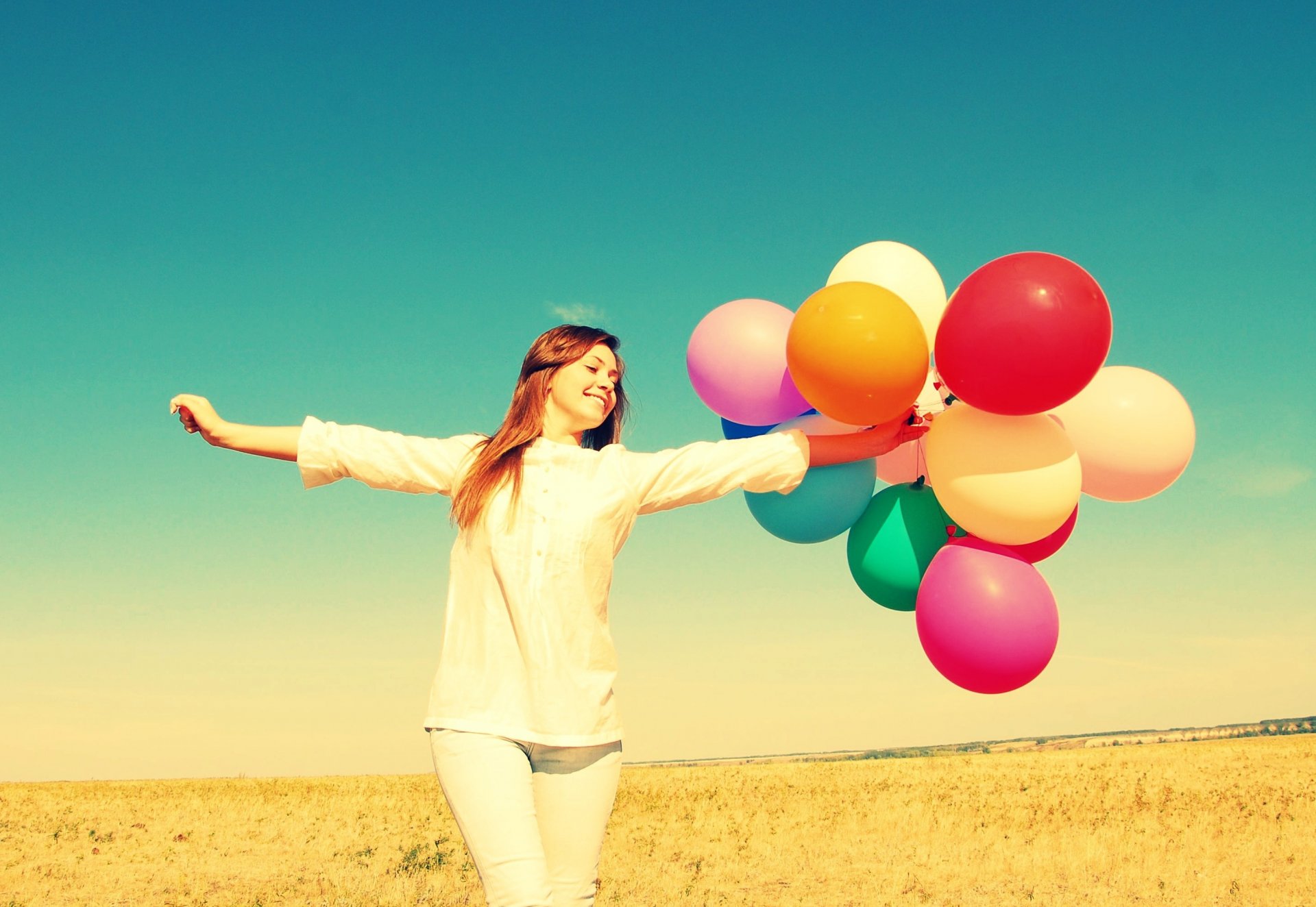 stati d animo ragazza mani palloncini palloncini colorato multicolore libertà felicità positivo gioia campo natura piante cielo sfondo carta da parati widescreen a schermo intero widescreen widescreen più