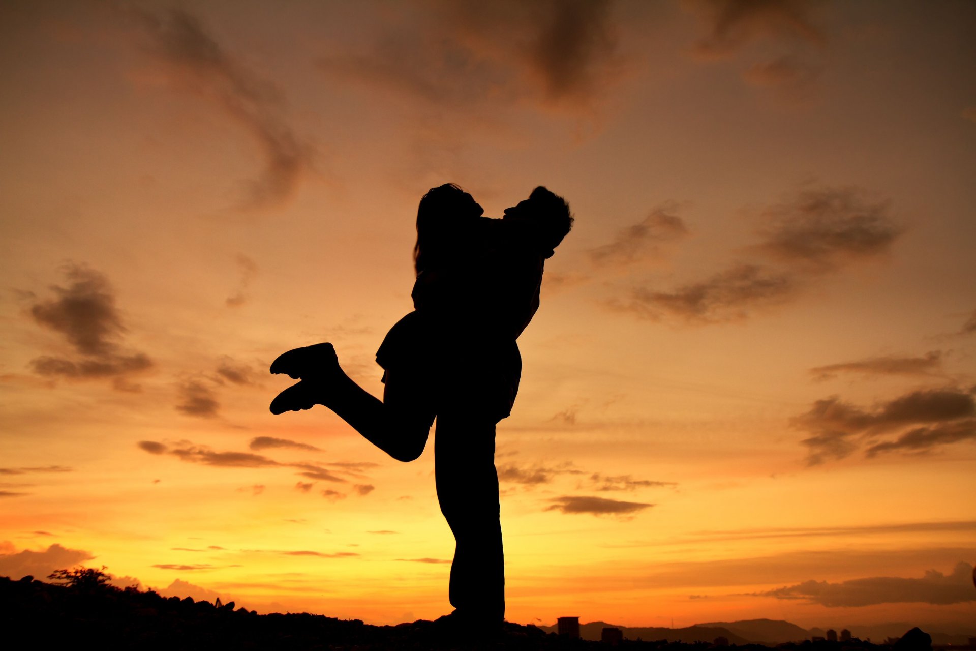 humeur fille gars femme homme amoureux couple couple amour sentiments étreinte silhouette coucher de soleil nature ciel nuages fond fond d écran écran large plein écran écran large écran large