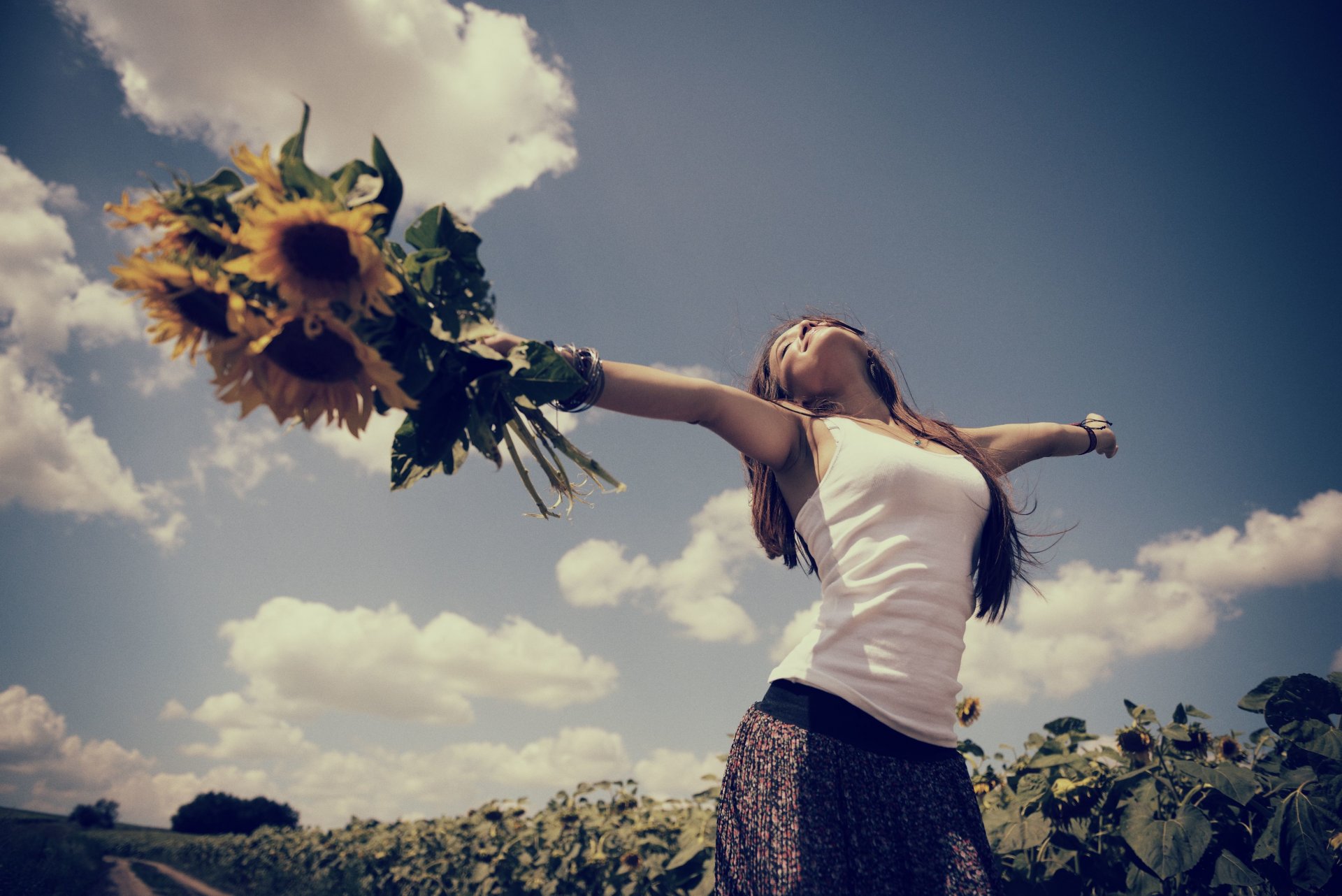 estado de ánimo chica alegría relajarse relajarse manos flores flores girasol flor campo hojas cielo fondo papel pintado pantalla ancha pantalla completa pantalla ancha pantalla ancha