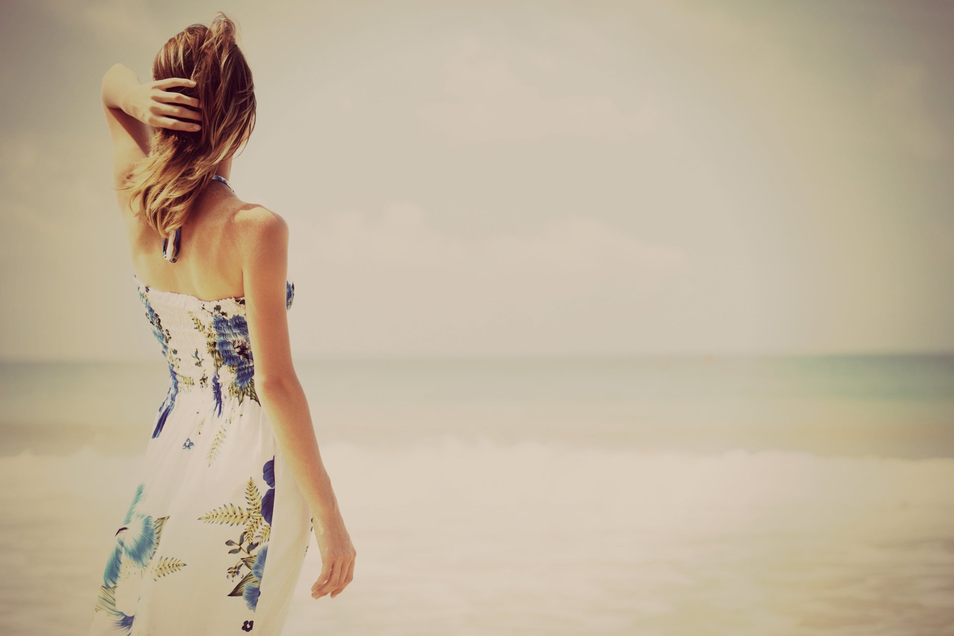 mood ragazza schiena indietro vestito mano estate mare acqua fiume spiaggia sfondo carta da parati widescreen schermo intero widescreen widescreen