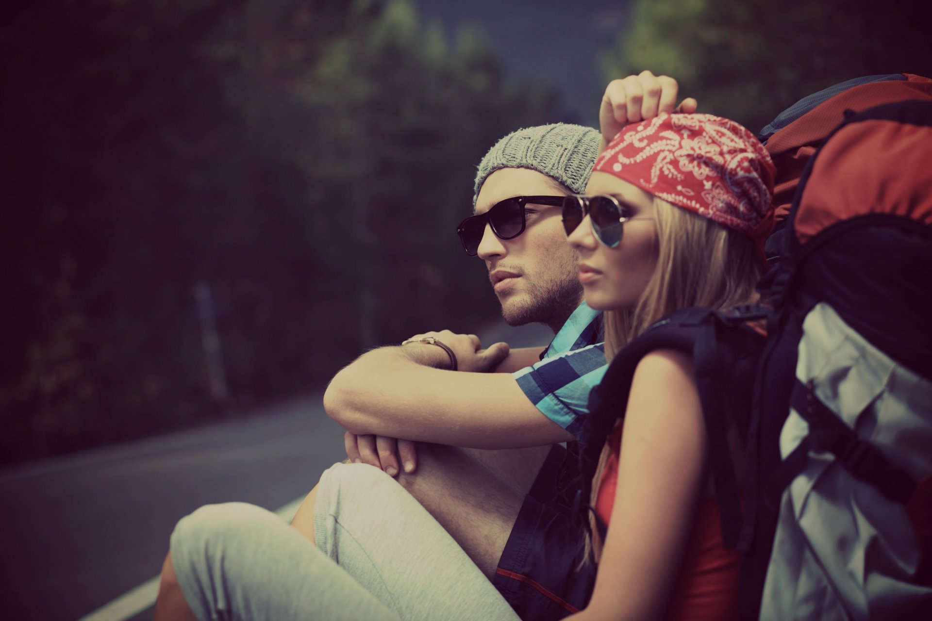 stimmung mädchen frau kerl mann brille hut bandana rucksäcke taschen wanderung straße bäume natur unschärfe hintergrund tapete widescreen vollbild widescreen