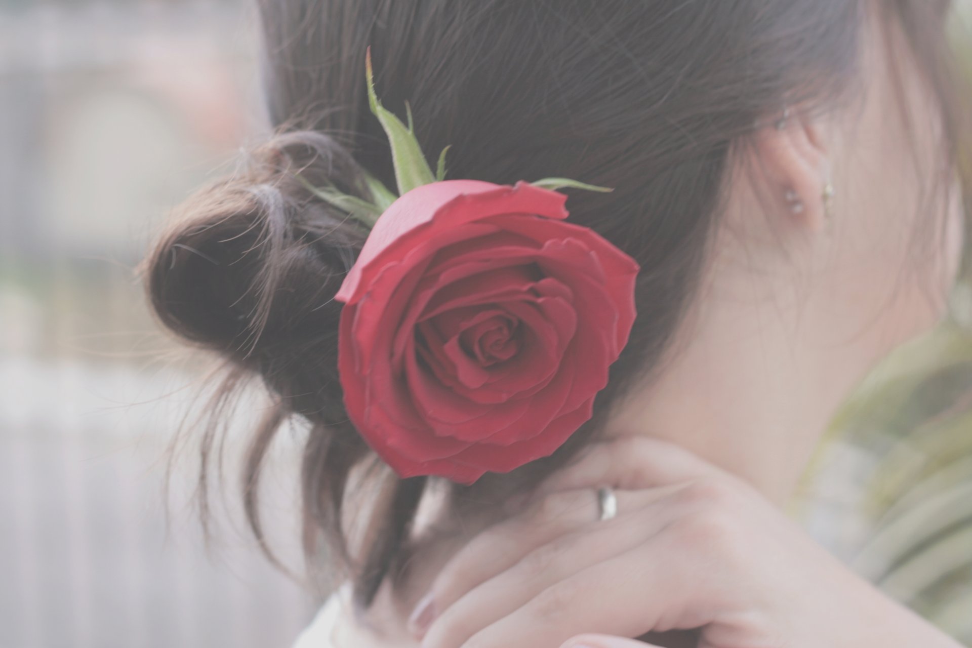 estado de ánimo chica morena cabello nuca peinado flor rosa