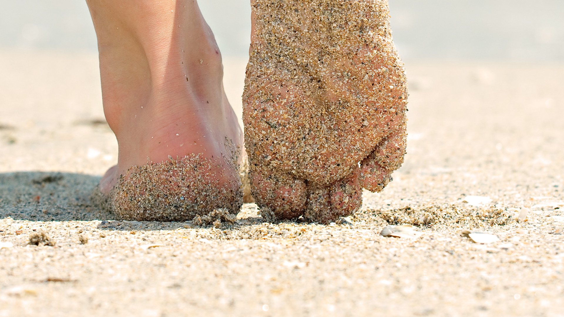 umore ragazza piedi tacchi. sabbia. macro spiaggia estate. sole sfondo carta da parati