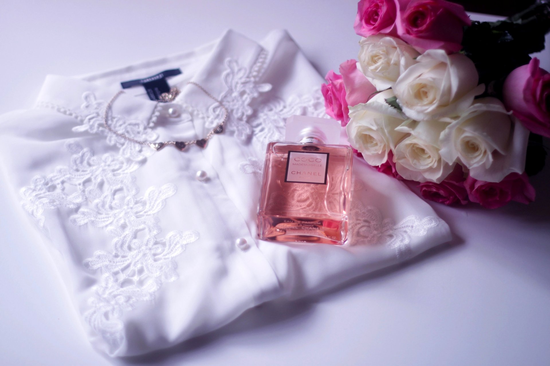 perfume chanel coco mademoiselle blusa blusa flores ramo rosas blanco rosa