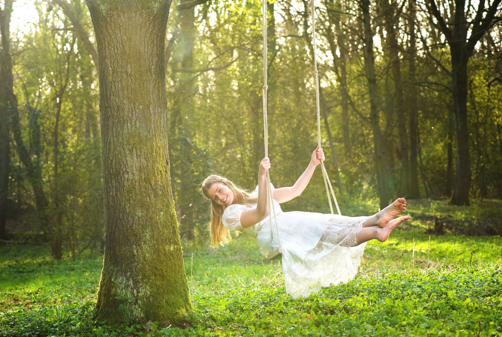 humeur fille cheveux blonds sourire balançoire corde robe jambes nature herbe verdure feuillage arbre arbres fond d écran écran large plein écran écran large écran large