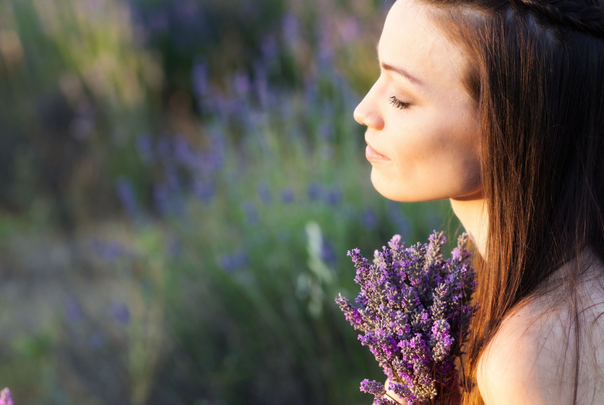 stimmung mädchen brünette blumen blumen lila nachdenklichkeit erholung natur feld unschärfe hintergrund tapete widescreen vollbild widescreen widescreen