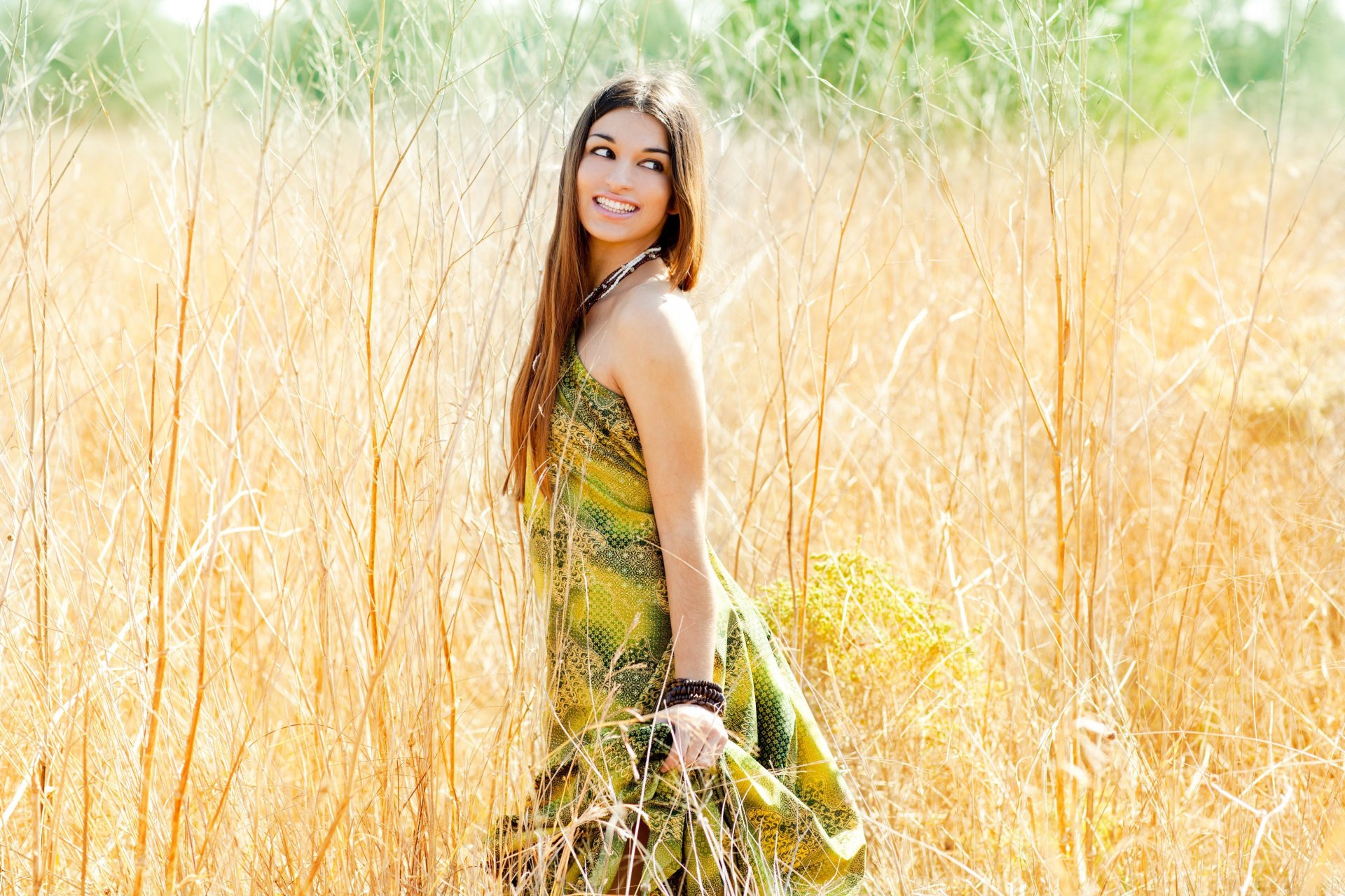 situations fille blond regard sourire maquillage yeux décoration robe champ plante nature feuilles fond écran large plein écran écran large fond d écran