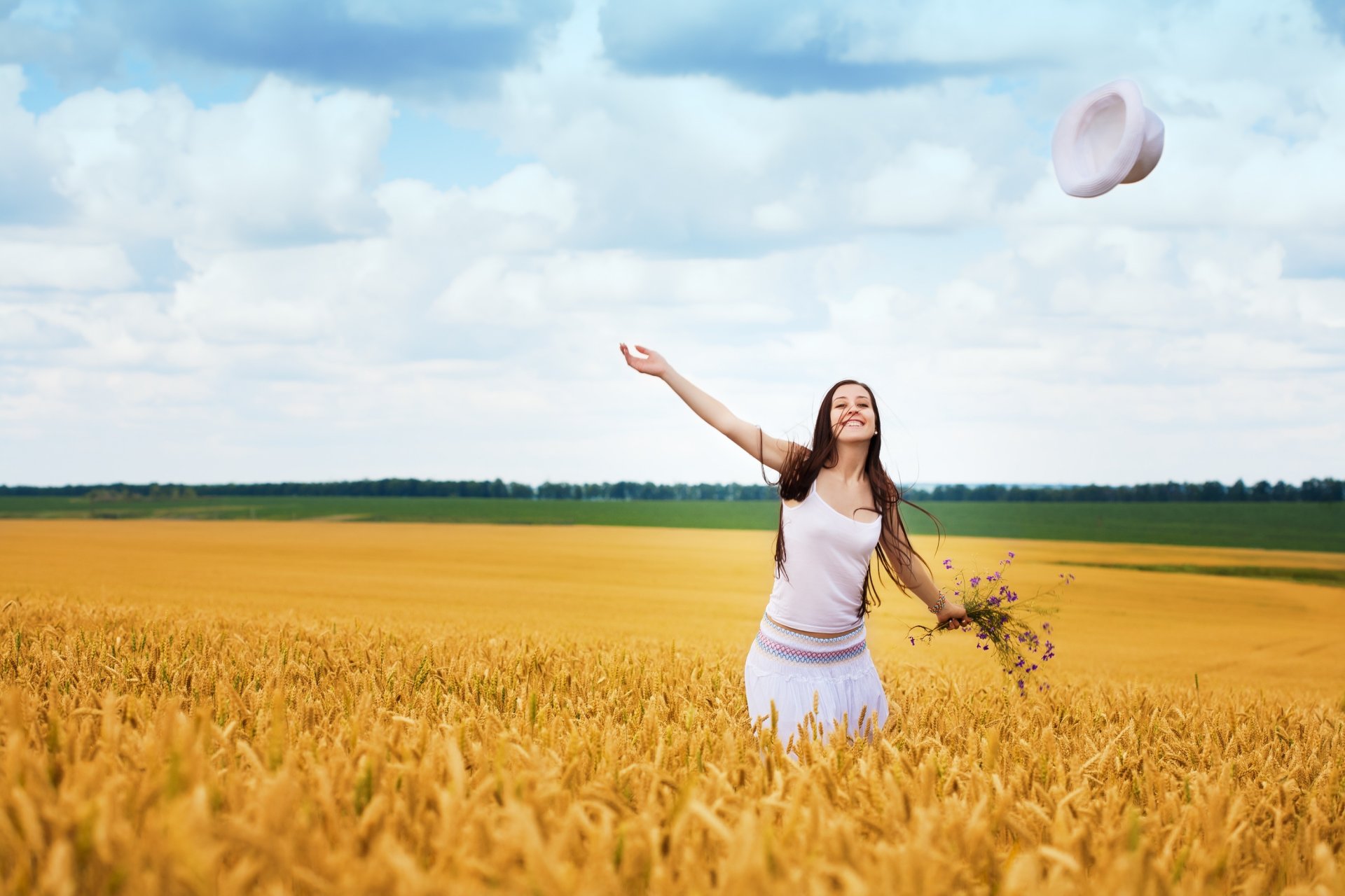 stimmung mädchen lächeln freude positiv glück spaß aktion bewegung feld bäume laub hintergrund tapete widescreen vollbild widescreen widescreen